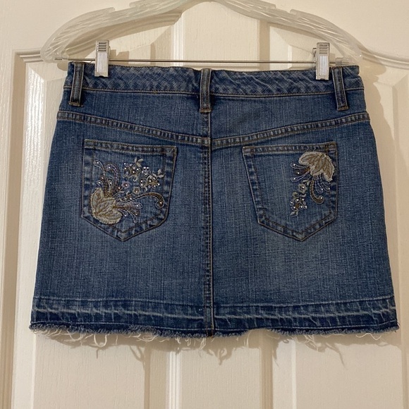 SO Juniors Size 3 Distressed Jean Mini Skirt - Picture 3 of 5